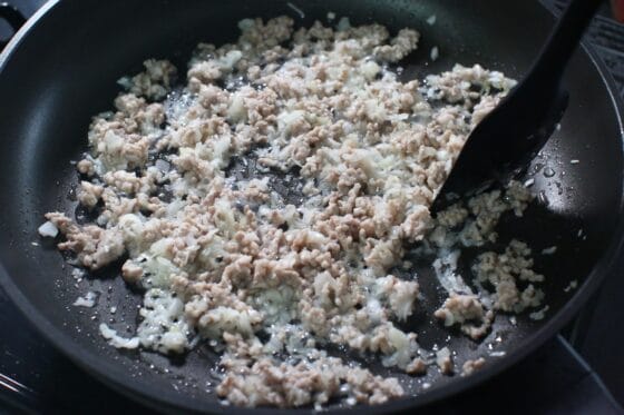豚ひき肉と長ねぎをフライパンで炒める