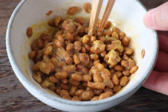 納豆に付属のたれと好みでからしを加え、全体になじむまでよく混ぜる