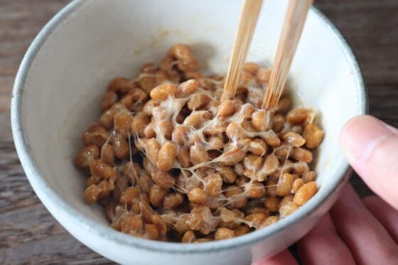 納豆を粘りがしっかり出るまで箸でよく混ぜる
