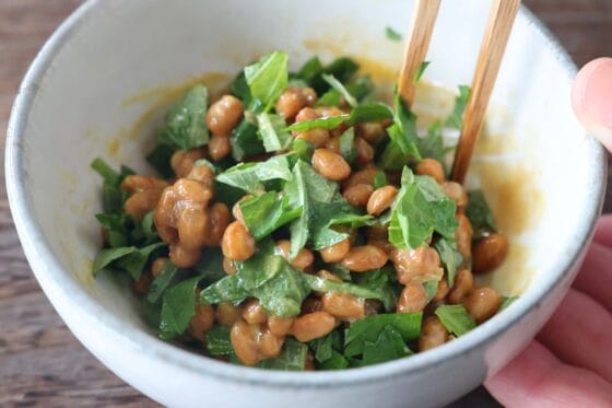 たれを混ぜた納豆に刻んだ大葉を加え、全体を軽く混ぜ合わせる