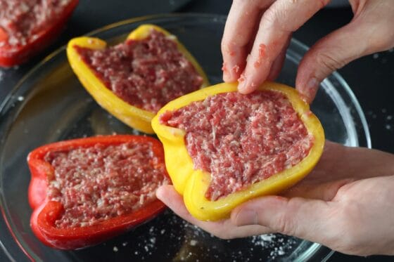 パプリカの内側へ肉だねを隙間なく押し込みながらしっかり詰める