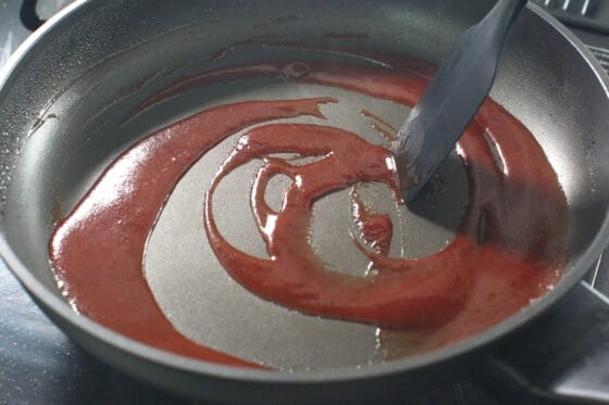 ケチャップと中濃ソース、醤油、水を混ぜてパプリカの肉詰めのソースを作る