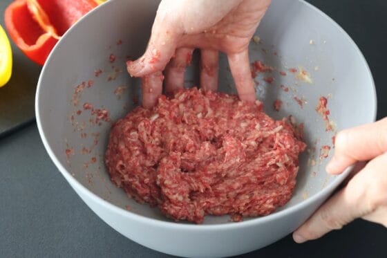パプリカの肉詰めに使う合いびき肉と調味料を粘りが出るまでこねる