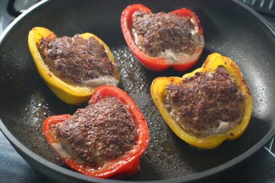 フライパンで蒸し焼きにして肉まで火を通したパプリカの肉詰め