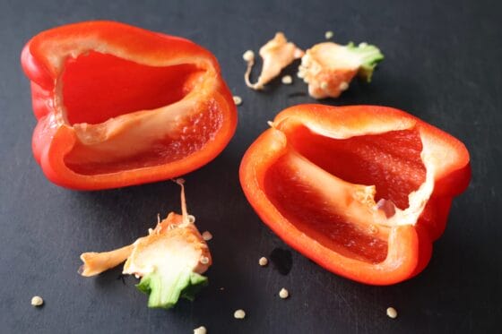 パプリカを縦半分に切り、ヘタと種、白いワタを取り除く