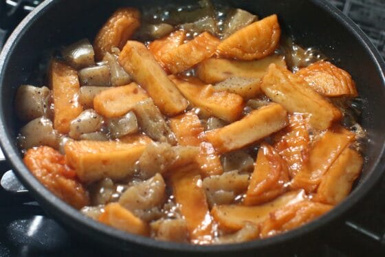 さつま揚げとこんにゃくの煮物を煮汁が少し残るまで煮る
