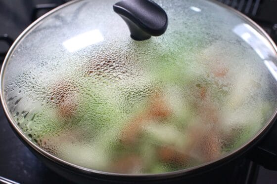 さつま揚げとキャベツに水を加えてふたをし、中火で蒸し焼きにする