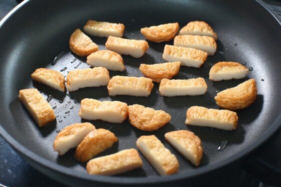 さつま揚げを中火で焼く