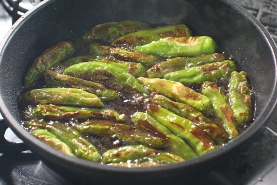 焼き目をつけたししとうに浸し汁を加え、煮立ったら火を止める