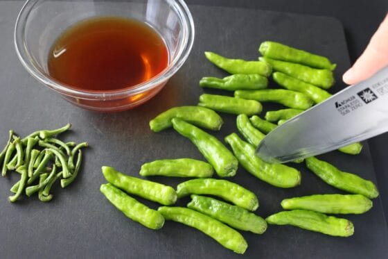 ししとうの茎を切って切り込みを入れ、浸し汁を用意する