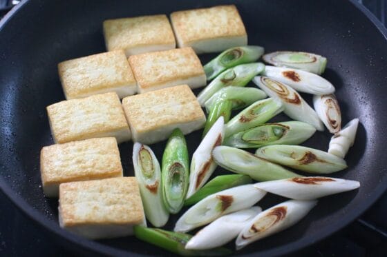 豆腐と長ネギを一緒に焼き、長ネギに焼き色をつける