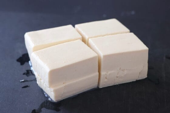 木綿豆腐を8等分の食べやすい大きさに切る