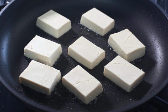 フライパンにサラダ油を熱し、水切りした木綿豆腐を中火で焼き始める