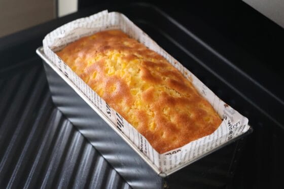 とうもろこしケーキを170度のオーブンで焼き色がつくまで焼く