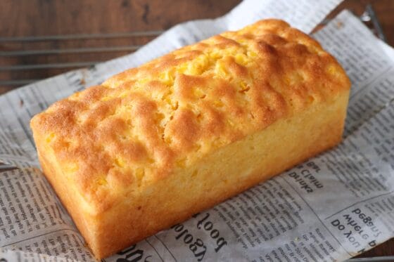 焼き上がったとうもろこしケーキを型から外し、ケーキクーラーで冷ます