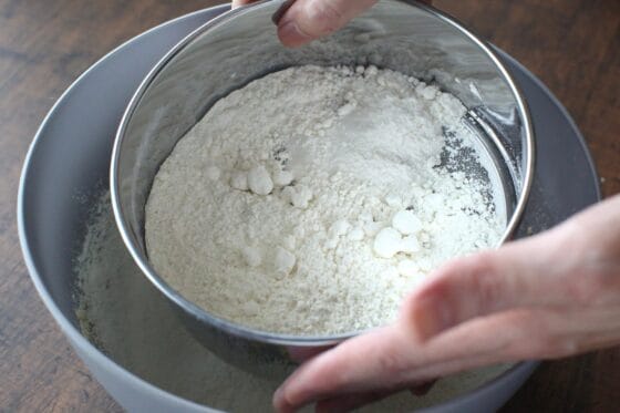 とうもろこしケーキの生地に薄力粉とベーキングパウダーをふるう