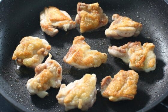鶏もも肉の皮目をこんがり焼き、裏返して中心まで火を通す