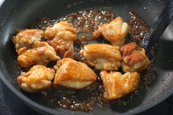 焼いた鶏もも肉に甘辛だれを加え、照りよく全体に絡める