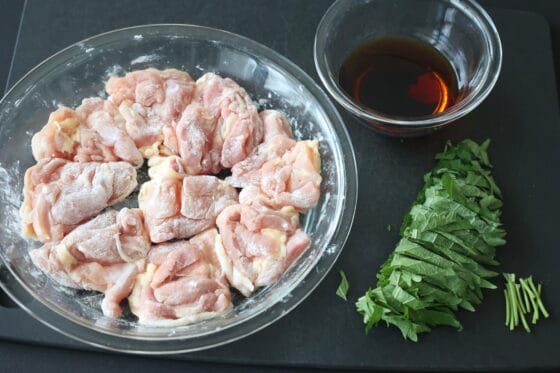 大葉を切り、切った鶏肉に片栗粉をまぶし、調味料を用意する