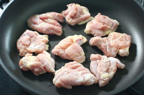 鶏もも肉をフライパンで皮目から焼く