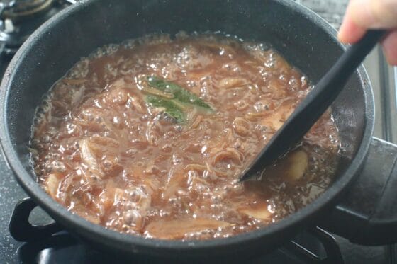 鶏レバーを取り出し、赤ワインの煮汁を玉ねぎごと煮詰める