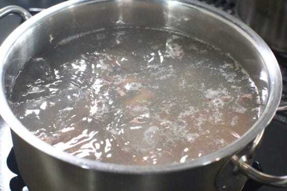 鶏レバーとハツを沸騰した湯に入れ、弱めの中火で1分ほど下茹でする