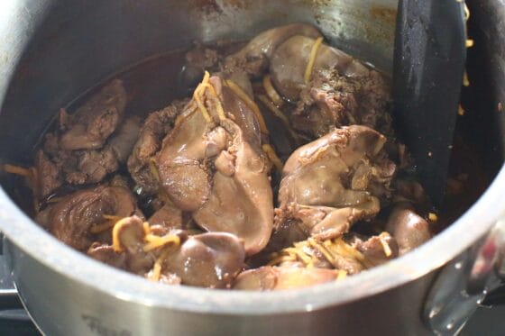 鶏レバーとハツを鍋に戻し、煮汁を30秒〜1分絡めて全体につやを出す