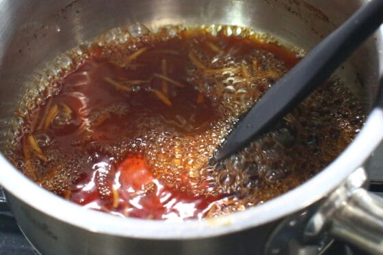 鶏レバーとハツを取り出し、甘辛煮の煮汁を煮詰める