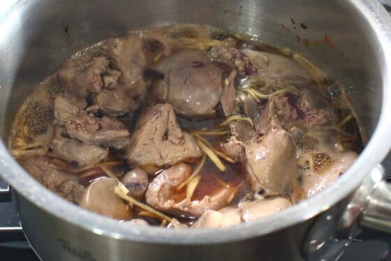 鶏レバーとハツを甘辛い煮汁に加え、火を弱めて煮る