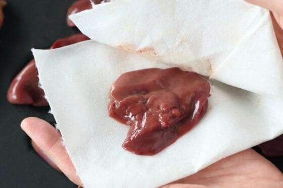 鶏レバーの表面や切り口に残ったドリップを拭き取る