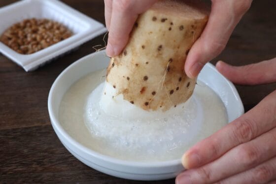 長芋の皮をむいてすりおろし、とろろを作る