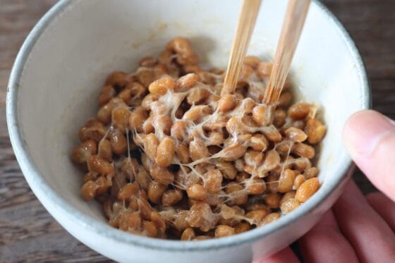 納豆を、粘りが出るまで箸でよく混ぜる