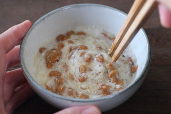 味付けした納豆に長芋のとろろを加え、全体がなじむように混ぜる