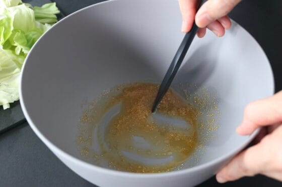 鶏ガラスープの素、塩、ごま油などを混ぜて旨塩だれを作る