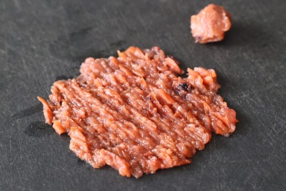 梅干しの種を取り、梅肉を包丁で細かくたたく