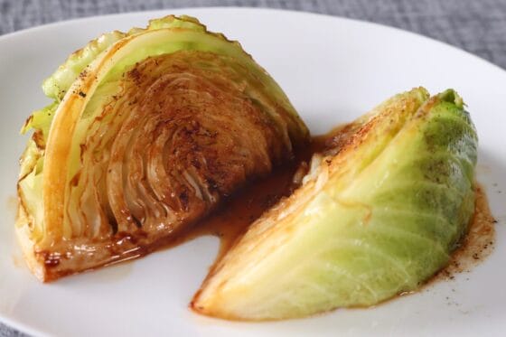 甘く香ばしい！焼きキャベツ