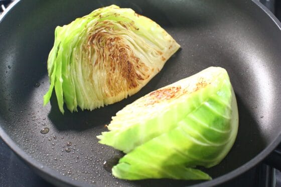 焼きキャベツにこんがり焼き色をつけて裏返し、もう一方の切り口を焼く