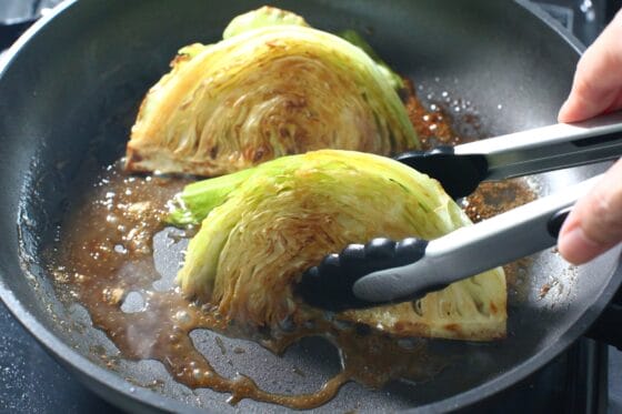 水分を飛ばしたあとに、バターと醤油を加え、焼きキャベツを返しながら味を絡める
