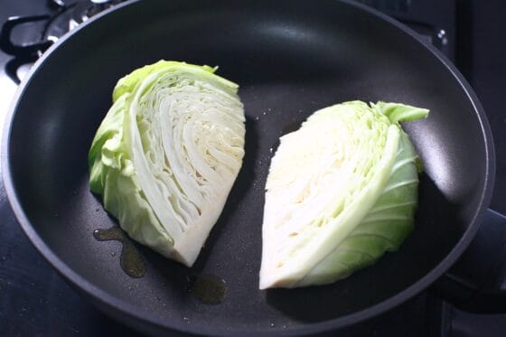 キャベツの切り口を下にしてフライパンで焼く
