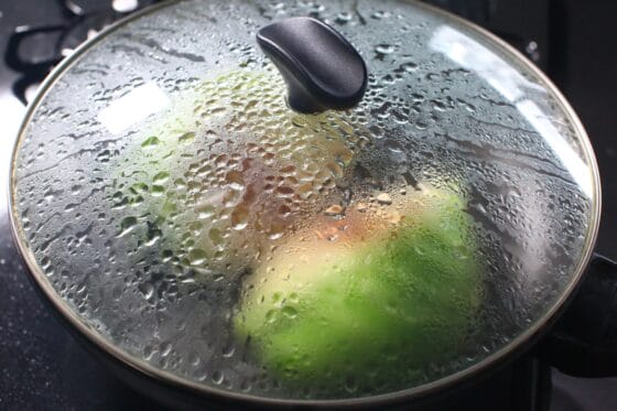 水を加えた焼きキャベツにふたをして蒸し焼きにする