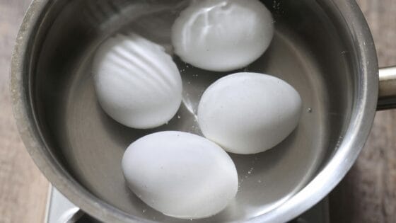 卵を鍋で10分茹でる