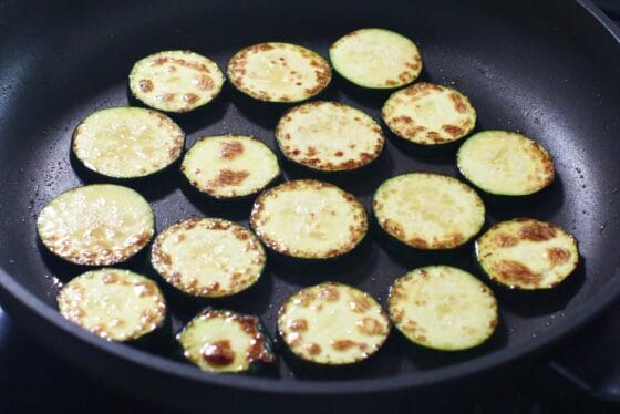 ズッキーニを両面こんがりと焼き上げる