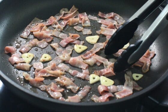 ベーコンとにんにくを中火で焼き色がつくまで炒める