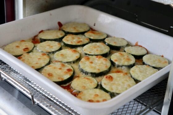 トースターでチーズに焼き色がつくまで加熱したズッキーニのチーズ焼き