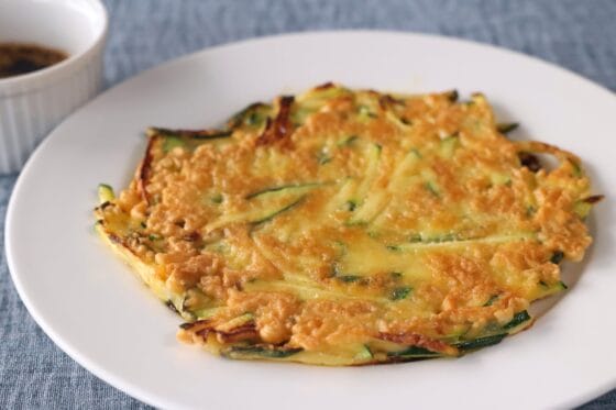 ズッキーニのチヂミ｜カリッともちもちに焼く簡単レシピ
