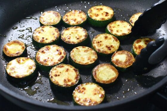 焼き色がついたズッキーニを裏返し、中火で中まで火を通す