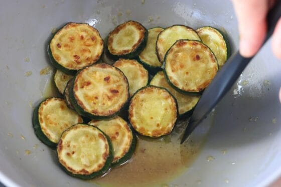 焼いたズッキーニを熱いうちにマリネ液に加えてなじませる