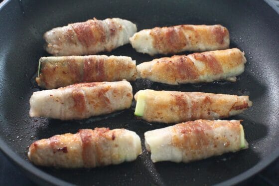 ズッキーニの肉巻きを転がしながら焼き、豚肉全体に焼き色を付ける