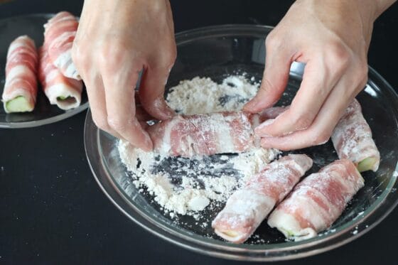 ズッキーニの肉巻きの表面に薄力粉を薄くまぶす