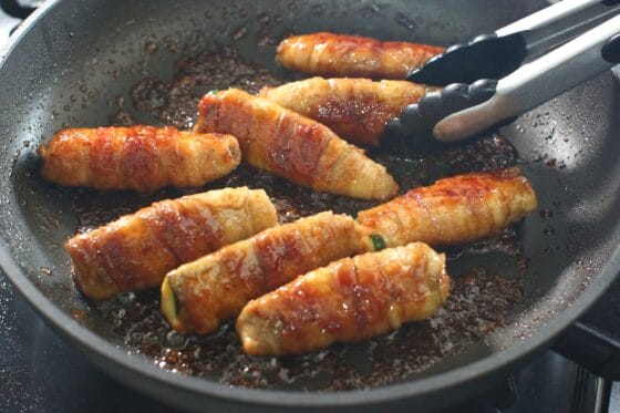 ズッキーニの肉巻きに合わせ調味料を加え、転がしながら煮詰める